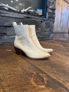 Women's Cream Western Ankle Boots - Chic Pointed Toe